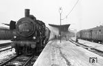 38 2178 (Bw Hameln) hat in Altenbeken den D 131 nach Braunschweig übernommen. Rechts steht der E 534 nach Aachen. (02.1954) <i>Foto: Detlev Luckmann</i>