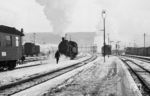 94 580 hat im Bahnhof Altenbeken einen Kurswagen nach Düsseldorf an den E 534 (Braunschweig - Aachen) rangiert. (02.1954) <i>Foto: Detlev Luckmann</i>