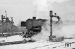 44 087 (Bw Göttingen Vbf) fährt mit einem Güterzug aus dem Bahnhof Göttingen. 1960 erhielt sie eine Ölhauptfeuerung. (02.1954) <i>Foto: Detlev Luckmann</i>