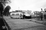 VT 20 der Gartetalbahn in Göttingen. Der Triebwagen (Wismar, Baujahr 1940) war erst im Jahr zuvor von der stillgelegten Kleinbahn Steinhelle - Medebach nach Göttingen gekommen. 1960 wurde er ausgemustert, die Drehgestelle an die Kleinbahn Osterode - Kreiensen (KOK) weitergegeben. (1954) <i>Foto: Detlev Luckmann</i>