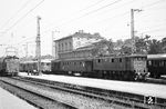 Im Bahnhof Rosenheim trifft E 75 08 (Bw München Ost) auf einen ET 25 sowie die rangierende E 60 03. (08.1951) <i>Foto: Detlev Luckmann</i>