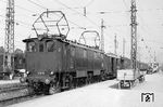 E 16 15 wartet vor P 1808 am Bahnsteig in Freilassing. (08.1951) <i>Foto: Detlev Luckmann</i>