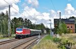 Der Sonderzug zum sächsischen Erndtedankfest fährt mit 143 567 durch Limmritz. (29.09.2024) <i>Foto: Ralf Opalka</i>