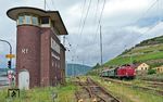 Für den jährlichen Betriebsausflug setzte ein Offenbacher Krankenhaus im Jahr 2024 erfreulicher Weise den historischen Wagenpark der Museumseisenbahn Hanau ein. Damit jeder Mitarbeiter zum Zuge kommen kann, verkehrte zweimal der gleiche Sonderzug zu unterschiedlichen Daten. Die zweite Tour bespannte 211 019 der UEF, aufgenommen am 1951 in Betrieb genommenen E 43-Stellwerk "Rf" im Bahnhof Rüdesheim. (10.07.2024) <i>Foto: Marvin Christ</i>