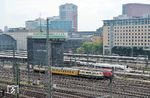 Aus der DB InfraGO-Zentrale am Frankfurter Hbf bietet sich für die Angestellten ein guter Blick auf den Frankfurter Hauptbahnhof. Dort fahren gerade 111 025 und 218 003 mit DGS 69630 (Frankfurt Hbf - Darmstadt Hbf) aus. (03.07.2024) <i>Foto: Marvin Christ</i>