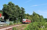 Museumsreife Stellwerkstechnik gibt es nicht nur in Deutschland: Auf dem Grenzbahnhof Lauterbourg (SNCF) werden die Signale auch noch mit Muskelkraft bedient. 628 636, der wieder einmal in der Grenzregionalbahn auf Grund von Fahrzeugmangel an 642 und 643 aushelfen muss, passiert als RB 81467 (Wörth - Lauterbourg) das Einfahrsignal des Zielbahnhofs. (22.08.2024) <i>Foto: Marvin Christ</i>