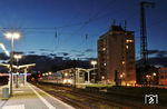 Der Alstom Coradia LINT ist eine Familie von Triebwagen für den Nahverkehr. Das Akronym „LINT“ steht für „Leichter innovativer Nahverkehrstriebwagen“. Der LINT wurde von Linke-Hofmann-Busch (LHB) in Salzgitter entwickelt und wird seit deren Übernahme durch Alstom innerhalb der Produktfamilie Alstom Coradia vermarktet. iLINT steht für einen Wasserstoffzug (Baureihe 554), dessen Antrieb über Elektromotoren erfolgt, die mit Strom aus Wasserstoff-Brennstoffzellen versorgt werden. Die Produktion von Dieseltriebwagen wurde Ende 2023 eingestellt. Ob dies ein Fehler war, wird sich noch zeigen. Während im norddeutschen Flachland die Wassserstoffzüge noch gut funktionieren, sind sie in den Steigungen des Taunus schlicht überfordert. So gehen wohl alle iLint-Züge der HLB zurück an den Hersteller. Die Wasserstoffzüge 554 118 und 554 115 warten als RB 61650 nach Bad Soden im abendlichen Bahnhof Frankfurt-Höchst auf die Abfahrt. (05.01.2024) <i>Foto: Marvin Christ</i>