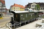 Ein weiterer 'Escortwagen' der USATC (United States Army Transportation Corps) mit der Nr. 51 80 09 10 512-4 steht im U.S. Army Transportation Museum Fort Eustis. Der dritte Wagen, der von Credé in Kassel mit Nr. 51 80 09 - 10 513-08 gebaut wurde (die alte Wagen-Nr. ist leider nicht bekannt), ist nunmehr in der Helmstedter Innenstadt angekommen (Foto). Zuvor stand dieser am Bahnhof Helmstedt bzw. einige Jahre als Leihgabe in Südkorea. Zurück in Deutschland wurde der Wagen wieder aufgearbeitet. Leider ist die Beschriftung unkorrekt, eine Überarbeitung ist aber geplant. Auch soll ein Schutzdach für den Wagen noch folgen. (15.08.2024) <i>Foto: Thomas Gries</i>