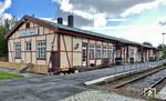 Der Bahnhof "Gare Française Berlin-Tegel" entstand 1947 neben dem Güterbahnhof Berlin–Tegel. Der erste Zug erreichte am 6. Dezember 1947 diesen  Bahnhof. Ein französischer Militärzug (TMFB – train militaire français de Berlin) fuhr von da an dreimal in der Woche von Tegel nach Straßburg. Die direkte Verkehrsverbindung ab Tegel zu französischen Bahnhöfen wurden bei den Berlinern als „Franzosenzüge“ bezeichnet. Mit dem Zug transportierte das Militär nicht nur Militär- und Versorgungsgüter und Angehörige der Streitkräfte. Später durften mit Sondergenehmigungen auch französische Schulklassen und Austauschschüler sowie Familienangehörige der Militärkräfte mit dem Zug nach Berlin fahren. Die Nutzung war unentgeltlich möglich. Nach 47 Jahren wurde im September 1994 der Bahnhof wieder stillgelegt. Heute gehört das Gebäude zum benachbarten Altersheim, steht unter Denkmalschutz und wird als Veranstaltungsraum genutzt.  (28.09.2024) <i>Foto: Thomas Gries</i>