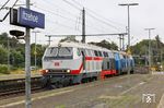 Noch findet er statt, der planmäßige Lokwechsel von E auf Diesel im Bahnhof Itzehoe. Hier übernehmen Press 218 054 (ex 218 448) und 218 497 den IC 2310/2312 nach Westerland (Sylt) bzw Dagebüll Mole. Mit der für 2026 geplanten Einführung des neuen ICE–L auf der Marschbahn wird dies Geschichte sein. (01.10.2024) <i>Foto: Joachim Bügel</i>