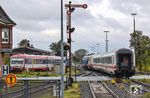 Im Bahnhof Niebüll rangieren PRESS 218 054 und 218 497 die beiden Kurswagen aus IC 2312 nach Dagebüll Mole um. Links wartet bereits der NEG-Triebwagen 628 506, der die Wagen übernehmen wird. Hinter dem Triebwagen läuft der blaue Heizwagen der NEG, der die Stromversorgung der beiden IC-Wagen sicherstellt. Die NEG transportiert jährlich zwischen 250.000 und 300.000 Fahrgäste auf der Strecke zwischen Niebüll und Dagebüll. Mit dem Einsatz der neuen ICE-L-Züge des spanischen Herstellers Talgo wird die letzte Kurswagenverbindung in Deutschland wegfallen, da die neuen Züge nicht teilbar sind. Erstaunlicherweise wird bei Veröffentlichungen der DB über die Einsatzgebiete des neuen ICE-L, Dagebüll immer noch als Einsatzgebiet angezeigt - aber da weiß wie so häufig anscheinend die rechte Hand nicht, was die linke tut. Mittlerweile sorgt der künftige Wegfall der Kurswagen für massive Kritik. So droht das schleswig-holsteinische Wirtschaftsministerium gar mit der Streichung der Elektrifizierungspläne der Marschbahn. Wirtschaftsminister Madsen selbst fordert, dass der Umstieg in Niebüll zumindest am selben Bahnsteig stattfindet und die Züge nach Dagebüll dann auch barrierefrei sein müssen. Die DB hat hierzu noch keinen Kommentar gegeben. Der Hinweis, dass nach der kompletten Elektrifizierung der Strecke nach Sylt auch wieder die bisherigen IC eingesetzt werden könnten und somit auch Kurswagen nach/ab Dagebüll, gehört wohl ins Reich der Phantasie. (01.10.2024) <i>Foto: Joachim Bügel</i>