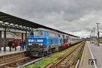 IC 2310 ist mit PRESS 218 054 (ex 218 448) und 218 497 an diesem Tag mit einer Verspätung von 26 Minuten im Zielbahnhof Westerland (Sylt) eingetroffen, abweichend in Gleis 2. Kurioserweise begann der Zug an diesem Tag erst in Essen Hbf, so dass die Reisenden der vorliegenden Einsteigebahnhöfe (Köln, Düsseldorf, Duisburg) erst einmal zusehen mussten, wie sie den Zug erreichten. (01.10.2024) <i>Foto: Joachim Bügel</i>