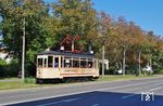 Die Straßenbahn in Naumburg (Saale) verkehrt seit 1892 mit einigen Unterbrechungen. Zwischen 1914 und 1991 war sie auf einer ringförmigen Strecke in der Innenstadt unterwegs. Heute ist sie mit einer Streckenlänge von 2,9 km der kleinste Straßenbahnbetrieb Deutschlands mit täglichem Betrieb. Als die Stadt nach der Wiedervereinigung keine Entscheidung über die Zukunft der Straßenbahn traf, gründete sich im Juni 1991 der Verein „Naumburger Verkehrsfreunde“ mit dem Ziel, die Zukunft der Naumburger Straßenbahn (als Ringbahn!) zu sichern und den historischen Fuhrpark zu erhalten. Von März bis Oktober bieten die Nahverkehrsfreunde jeden Samstag Führungen durch das Straßenbahndepot an. Zeitweise sind auch die liebevoll wiederaufgearbeitenen historischen Straßenbahnen im Einsatz wie hier der Tw 17 zwischen Salztor und Theaterplatz. (21.09.2024) <i>Foto: Andreas Höfig</i>