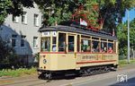 Tw 17 (Gottfried Lindner Waggonbau AG Ammendorf / Siemens-Schuckert-Werke AG Berlin) wurde 1928 in Halle/S. als Tw 183 in Betrieb genommen. 1978 kam er nach Naumburg als Tw 17''. Seit 1992 ist er im Vereinsbesitz der Nahverkehrsfreunde Naumburg & Jena, die das Fahrzeug zwischen 2009 und 2016 wieder betriebsfähig aufarbeiteten. Hier ist er am 132-jährigen Naumburger Straßenbahnjubiläum in der Naumburger Wiesenstraße unterwegs. (21.09.2024) <i>Foto: Andreas Höfig</i>