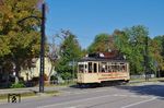 Tw 17 zwischen Vogelwiese und Salztor. Die heute noch betriebene Strecke verläuft vom Naumburger Hauptbahnhof zur nordwestlichen Ecke der historischen Altstadt. Die Strecke führt um den ehemaligen Mauerring und endet an dessen Südwest-Ecke. Die zentralen touristischen Attraktionen der Stadt Markt, Altstadt und Dom werden somit umfahren. Der gesamte Ring war früher rund 5,4 Kilometer lang. Aktuell ist mit dem Abschnitt Hauptbahnhof–Salztor etwas mehr als die Hälfte der ehemaligen Ringstrecke in Betrieb. (21.09.2024) <i>Foto: Andreas Höfig</i>