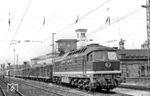 132 666 vom Bw Meiningen mit viel Holz am Haken fährt durch den Erfurter Hauptbahnhof. (29.08.1986) <i>Foto: Thomas Fischer</i>