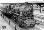 Blick aus dem Kulturraum der Est. Werdau auf 58 1107 (Bw Aue/Sachs) vor einem Güterzug im Bahnhof Werdau. (18.08.1973) <i>Foto: Rolf Vogel, Slg. A. Höfig</i>