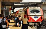 Die JT 42 BW Nr. 746 fährt in den Bahnhof Tel Aviv Merkaz ein. Auch das Reisendenpublikum spiegelt die Vielfalt der Bevölkerungsgruppen wieder. Im Juni 2024 hatte Israel 9.914.000 Einwohner, darunter 7.253.000 Juden (73,2 %) und 2.096.000 Araber (21,1 %). Die Anzahl sonstiger Einwohner betrug rund 565.000 (5,7 %). In der westlichen Öffentlichkeit gibt es durchaus ein falsches Bild, was die Religionszugehörigkeiten betrifft. Die Unabhängigkeitserklärung des Staates Israel von 1948 garantiert die Religionsfreiheit. Gemäß einer Studie aus dem Jahr 2015 sind allerdings 65 Prozent der Israelis nicht religiös oder Atheisten. Nur 30 Prozent erklärten, religiös zu sein, darunter gelten nur 7 % als sog. ultraorthodoxe Juden. (07.11.2008) <i>Foto: Georg Fladt-Stähle</i>