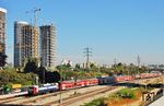 Nur sonntags und donnerstags verkehrten die Wendezüge zwischen Haifa und Tel Aviv als Doppeleinheiten mit Doppelstockwagen aus deutscher Produktion, hier bei der Einfahrt in den Bahnhof Tel Aviv Merkaz. (21.09.2008) <i>Foto: Georg Fladt-Stähle</i>