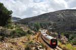 Zwischen Beit Shemesh und Jerusalem windet sich die Bahnstrecke durch das Flußtal des Nachal Sorek. Der Fluß wird bereits im Alten Testament als Grenze zwischen den Philistern und dem Stamm der Dan erwähnt. Hier ist ein IC 3 nach Jerusalem unterwegs. (20.02.2009) <i>Foto: Georg Fladt-Stähle</i>