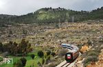 Ein IC 3 im Nachal Sorek Flußtal an der Bahnstrecke von Tel Aviv nach Jerusalem. 2018 wurde hier eine 56 km lange zweigleisige, elektrifizierte Neubaustrecke in Betrieb genommen, die zwischen den beiden Städten über den Flughafen Ben Gurion verläuft. Sie war die erste elektrifizierte Strecke in Israel. Entgegen dem in hebräischen und englischsprachigen Quellen verwendeten Namen ("Qaw ha-Rakkevet ha-Mahir l-Iruschalajim", deutsch ‚Schnelle Bahnlinie nach Jerusalem‘), handelt es sich bei der Strecke nicht um Hochgeschwindigkeitsverkehr. Die Höchst- als auch die Reisegeschwindigkeit dieser Bahnstrecke ist allerdings bedeutend höher als jene der Bestandsstrecke, auf der hier noch der IC 3 unterwegs ist. Die Fahrzeit konnte von 80 auf 40 Minuten halbiert werden. (20.02.2009) <i>Foto: Georg Fladt-Stähle</i>