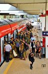 Im Bahnhof Tel Aviv Merkaz sind die Züge voll, nicht nur wegen der Soldaten. In den letzten Jahren gab es erhebliche Zuwächse bei den Zahlen der Reisenden. 2023 nutzten 104 Mio. Fahrgäste die Bahn, 1997 war es gerade einmal 5,6 Millionen. Der Personenverkehr ist auf Sonntag bis Freitag beschränkt. Am jüdischen Wochenfeiertag Schabbat ruht vom Einsetzen der Dunkelheit am Freitag bis zum Sonnenuntergang am Sonnabend das gesamte öffentliche Leben im Land und es verkehren auch keine Züge. Seit August 2022 werden Personen ab 75 Jahren, die in Israel leben, kostenlos befördert. (21.11.2008) <i>Foto: Georg Fladt-Stähle</i>