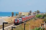 Ein Doppelstockzug mit einer JT 42 BW ist auf der Küstenlinie nach Tel Aviv bei Haifa unterwegs. (31.07.2009) <i>Foto: Georg Fladt-Stähle</i>