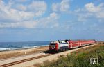 Ein Doppelstockzug mit Wagen aus deutscher Produktion als Intercity bei Haifa. 1999 bestellte die Israel Railways vier Doppelstockzüge bei Bombardier, bestehend aus drei Mittel- und einem Steuerwagen. Für weitere Züge wurde eine Option vereinbart. Die Wagen wurden vom Görlitzer Werk der zum Bombardier-Konzern gehörenden DWA (ehemals Deutsche Waggonbau AG) hergestellt und im Jahr 2001 geliefert. Als Subunternehmer war die israelische Firma Ramta am Innenausbau beteiligt. 2010 waren 150 Doppelstockwagen im Einsatz, 2012 die Flotte auf 222 Wagen angewachsen. Nach vollständiger Auslieferung aller Wagen im Dezember 2021 besitzt Israel Railways 586 Doppelstockwagen. (09.09.2009) <i>Foto: Georg Fladt-Stähle</i>