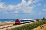 Ein Wendezug der ersten Generation als Intercity auf der Küstenbahn südlich von Haifa. 1996 setzte Israel Railways erstmals Wendezuggarnituren ein, die von GEC-Alsthom in Barcelona gefertigt und teilweise von Haargaz in Israel zusammengebaut wurden. Im Oktober 1996 waren sie zu Testfahrten unterwegs, am 9. Dezember 1996 traten sie ihren fahrplanmäßigen Dienst an. Zulässige Höchstgeschwindigkeit ist 160 km/h.  (09.09.2009) <i>Foto: Georg Fladt-Stähle</i>