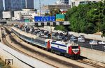 Während das Straßennetz in Israel in großem Umfang ausgebaut wurde, blieb das Eisenbahnnetz bis 1990 weitgehend auf dem Stand der 1950er Jahre. Dies betraf auch den Wagenpark. 1977 kaufte die Israel Railways acht gebrauchte Personenwagen, um neue Fahrgäste für die Strecke Tel Aviv–Haifa zu gewinnen. Diese Großraumwagen 2. Klasse mit 62 Sitzplätzen in Vis-à-vis-Anordnung vom Typ Mark 2 C (1970 in Derby gebaut) waren die komfortabelsten Wagen, die es bis dahin bei der IR gab. Sie wurden aufgearbeitet und mit einem Zweifarbenanstrich versehen. Weitere 400 Güter- und Reisezugwagen gehörten zu den Importen aus Deutschland im Rahmen der deutschen Reparationsleistungen bis in die 1960er Jahre. Alte Reisezugwagen von Orenstein und Koppel wurden 1989 in Generatorwagen umgebaut. Sie dienen der Energieversorgung der Wagenzüge einschließlich der Klimaanlagen, da die israelischen Diesellokomotiven nicht mit Versorgungseinrichtungen für die Zugsammelschiene ausgerüstet wurden. Bis zur Auslieferung der neuen Doppelstockwagen von Bombardier verkehrten noch die alten Wagengarnituren mit den "slam doors", wie hier in Tel Aviv HaShalom. Hinter der JT 42 BW läuft der umgebaute Generatorwagen. (01.06.2009) <i>Foto: Georg Fladt-Stähle</i>