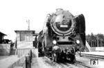 Die am 20.06.1935 im RAW Braunschweig abgenommene und dem Bw Nürnberg Hbf zugeteilte 01 146 wurde vom 14. Juli bis 13. Oktober 1935 auf der Jubiläumsausstellung "100 Jahre Eisenbahnen in Deutschland" in Nürnberg präsentiert. Dort durfte das interessierte Publikum auf dem Führerstand der Lok mitfahren.  (07.1935) <i>Foto: DLA Darmstadt (Maey)</i>