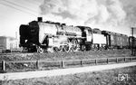 Für die Beförderung von Reichsbahnzügen auf den sog. Protektoriatsbahnen in Böhmen und Mähren bekam das Bw Heydebreck (Oberschles) der RBD Oppeln im Jahr 1940 sieben 03er zugeteilt. Diese bespannten die Züge zwischen Heydebreck (Oberschles) und Wien Ostbahnhof. 03 075 führt hier den Schlafwagenzug D 75 aus Berlin im Stadtteil Wien-Simmering unweit des Ostbahnhofs. Auf dem fast 800 km langen Laufweg von Berlin Stadtbahn über Frankfurt (Oder) – Sagan – Breslau – Oppeln – Heydebreck (Oberschles) – Zauchtel – Lundenburg nach Wien Ostbf wurde der Zug planmäßig von Loks der Baureihe 03 geführt, wobei ein weiterer Lokwechsel in Breslau erfolgte. (09.11.1941) <i>Foto: F. Kraus</i>