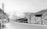 18 524 vom Bw Mainz Hbf mit FD 264 (Hoek van Holland – München) an der Blockstelle Rheinstein zwischen Trechtingshausen und Bingerbrück. Neben der Funktion einer Blockstelle wurde auch ein kleiner Bahnübergang bedient, der den Zugang zum Rhein (Binger Kribben) und zu den neben der Reichsstraße 9 liegenden Ausflugslokalen "Haus Böppchen" und "Haus Schöneck" regelte. Erst 1974 wurde die Blockstelle geschlossen. (17.04.1938) <i>Foto: RVM-Filmstelle Berlin (Bellingrodt)</i>