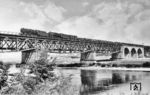 44 130 und 44 310 (beide vom Bw Nürnberg Rbf) überqueren mit einem Güterzug die Donau bei Regensburg. (28.06.1949) <i>Foto: Carl Bellingrodt</i>