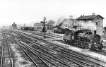 Blick vom Brückenstellwerk Sb auf das Bahnbetriebswerk Sangerhausen mit seinen beiden Ringlokschuppen. An der Lokübergabestelle wartet die hier beheimatete 57 1410. Die Lok wurde am 30.03.1927 an das Bw Templin abgegeben. Das Kriegsende erlebte sie als Schadrückführlok, abgestellt in der RBD München. Die Lok kam nicht wieder in Fahrt, sondern wurde im November 1947 beim Bw Ingolstadt ausgemustert.  (1926) <i>Foto: Werner Hubert</i>