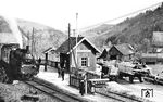 Geschäftiges Treiben am Haltepunkt Löcherberg an der Bahnstrecke Appenweiler—Bad Griesbach. Mit abblasenden Sicherheitsventilen wartet die Offenburger 75 1020 bereits ungeduldig auf die Weiterfahrt. (1930) <i>Foto: RBD Karlsruhe</i>