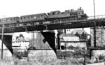 78 112 vom Bw Köln Bbf mit P 3068 (Troisdorf ab 10.55 Uhr – Au/Sieg an 11.56 Uhr) auf der Siegbrücke in Roßbach. (31.08.1953) <i>Foto: Carl Bellingrodt</i>