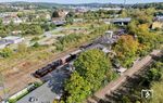 38 2267 ist im Bahnhof Hattingen eingetroffen. Die (mittlere) Ruhrtalbahn wird seit Anfang 2005 als Eisenbahn für den touristischen Linienverkehr auf dem Streckenabschnitt Bochum-Dahlhausen–Hattingen–Herbede–Wengern Ost genutzt, nachdem bereits zwischen 1981 und 2004 das Eisenbahnmuseum Bochum-Dahlhausen in eigener Regie einen Museumszugverkehr zwischen Hattingen und Wengern Ost bzw. Oberwengern betrieben hatte. Eigentümer des Streckenabschnitts Hattingen – Wengern Ost (17,2 km) ist der Regionalverband Ruhr, welcher für die Vorhaltung der Ruhrtalstrecke im Jahr 2004 die TouristikEisenbahnRuhrgebiet GmbH – TER gegründet hat. Im Vordergrund zweigt seit 1987 eine etwa einen Kilometer lange Strecke nach Hattingen (Ruhr) Mitte ab. Sie wurde beim S-Bahn-Bau errichtet, um einen besseren Anschluss der Hattinger Innenstadt sowie des regionalen Busverkehrs an die S-Bahn zu ermöglichen.  (06.10.2024) <i>Foto: Joachim Schmidt</i>