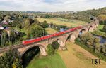 Ein Lokzug mit drei 152, zwei 187 und einer 193 (in der Mitte) auf dem Ruhrviadukt bei Witten. Die mit Naturstein verkleidete Beton-Bogenbrücke überspannt auf einer Länge von 716 Metern mit 20 Bögen das Ruhrtal. Heute wird der Viadukt nur noch von Güterzügen zwischen Witten und Hagen befahren – die Strecke nach Schwelm ist seit 1983 stillgelegt, der reguläre Personenverkehr zwischen Witten und Hagen-Vorhalle ruht seit 1986. Gelegentlich verkehren jedoch auch Personenzüge über den Viadukt, wenn die Bahnstrecke zwischen Witten und Hagen (Teil der Stammstrecke der ehemaligen Bergisch-Märkischen Eisenbahn-Gesellschaft) wegen Bauarbeiten gesperrt ist oder Sonderzugfahrgäste den einmaligen Blick ins Ruhrtal genießen wollen.  (06.10.2024) <i>Foto: Joachim Schmidt</i>