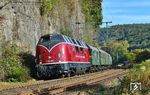 V 200 033 mit Sonderzug DPE 81744 auf dem Weg nach Wuppertal an der bekannten Felswand in Ennepetal. (06.10.2024) <i>Foto: Ralf Opalka</i>