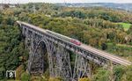 Über die höchste Eisenbahnbrücke Deutschlands, die zwischen Solingen und Remscheid in 107 Metern Höhe das Tal der Wupper überspannt, fährt V 200 033 mit Sonderzug DPE 81744.  (06.10.2024) <i>Foto: Joachim Schmidt</i>