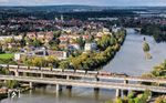 Beim Warten auf 01 1104 kamen noch einige Planzüge über die Kitzinger Mainbrücke gefahren wie dieser GATX-Kesselwagen-Ganzzug. (11.10.2024) <i>Foto: Joachim Schmidt</i>