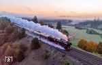 01 1104 mit Sonderzug DPE 74310 von Nürnberg nach Lindau in der aufziehenden Morgenröte bei Gundelsheim. (12.10.2024) <i>Foto: Joachim Schmidt</i>