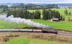 01 1104 mit Sonderzug DPE 74311 von Lindau nach Nürnberg bei Harbatshofen. Das Lokpersonal kommentierte die lange Bergfahrt später wie folgt: "Die betrieblichen Anforderungen an Mensch und Maschine bei der zweistündigen Bergfahrt der 01 1104, die Lok und Team meistern mussten, dies auch mit äußerster Konzentration und Anstrengung, kann man nur bewundern und Hochachtung für diese Leistung aussprechen. Ob in den letzten 50 Jahren eine weitere 01.10 eine solche Bergbezwingung absolviert hat, weiss ich nicht. Dafür gebaut war sie bestimmt nicht. Unsere 1104 hat das klaglos mitgemacht, was für die Qualität der Aufarbeitung wie Wartung spricht." (12.10.2024) <i>Foto: Joachim Schmidt</i>