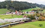 Die beeindruckende Ouvertüre der 01 1104 am ehemaligen Bahnhof Harbatshofen. Mit Grenzlast von 400 t und über 660 km Tagesleistung war die Lok gut 14 Stunden an diesem Tag gefordert. Dabei waren auf der 50 km langen Rampenfahrt bis Oberstaufen bei Nieselregen und bis zu 11 ‰ ab Lindau aus dem Stand heraus Leistungen zu bringen, in die eine 01.10 bisher nur selten ableifern musste. (12.10.2024) <i>Foto: Joachim Schmidt</i>