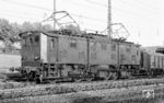 In Kornwestheim waren Anfang der 1960er Jahre neun Güterzugloks der Baureihe E 91 beheimatet. Aus dem preußischen und aus dem bayerischen Nummernkreis waren dies E 91 02, E 91 03, E 91 08, E 91 09, E 91 10, E 91 16, E 91 18 sowie E 91 89 und E 91 94. Da die E 91 eine Höchstgeschwindigkeit von nur 55 km/h hatte, aber über sehr gute Anfahrzugkräfte verfügte, eignete sie sich besonders gut für den schweren Verschub oder für Güterzüge mit vielen Unterwegshalten. Vor Üg 8839 nach Plochingen wartet E 91 16 im Bahnhof Stuttgart-Untertürkheim. (24.08.1963) <i>Foto: Wolfgang Jahn</i>