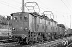 E 91 16 (Bw Kornwestheim) vor Üg 6639 nach Plochingen im Bahnhof Stuttgart-Untertürkheim. (24.08.1963) <i>Foto: Wolfgang Jahn</i>