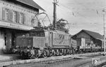 E 93 13 vom Bw Kornwestheim rangiert am Güterschuppen im Bahnhof Bempflingen an der Bahnstrecke Plochingen–Immendingen. Hinter der Lok läuft ein SNCF-Niederbordwagen für den Kleincontainerverkehr. Das System ähnelte dem der Benelux-Bahnen und der DB/ÖBB "von Haus zu Haus", nur waren die Wagen sehr viel einfacher. Die Wagen waren in Deutschland sehr selten zu sehen und dienten wohl zur Versorgung französischer Truppen. In Bempflingen gab am 1. August 1988 die Deutsche Bundesbahn den Güterverkehr auf. Den nicht mehr benötigten Güterschuppen erwarb die Gemeinde zwischen 1989 und 1992. Seit 1. Februar 1993 ist der Bahnhof unbesetzt. Die Bahn baute alle Nebengleise und Weichen ab und stufte somit den Bahnhof zu einem Haltepunkt zurück. Direkte Verbindungen nach Stuttgart gibt es nur noch einmal täglich.  (24.08.1963) <i>Foto: Wolfgang Jahn</i>