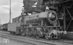 23 066 (Bw Kaiserslautern) an der Großbekohlungsanlage des Bw Ludwigshafen (Rhein). Hinter dem Loktender ist ein vierachsiger US-Kriegsgüterwagen zu sehen. (02.09.1963) <i>Foto: Wolfgang Jahn</i>