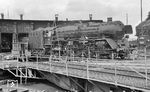 01 082 auf der Drehscheibe ihres Heimat-Bw Ludwigshafen (Rhein). Mit der fortschreitenden Streckenelektrifizierung verlor sie hier ihre Einsatzgebiete und wurde im Januar 1964 nach Lindau umgesetzt. (02.09.1963) <i>Foto: Wolfgang Jahn</i>